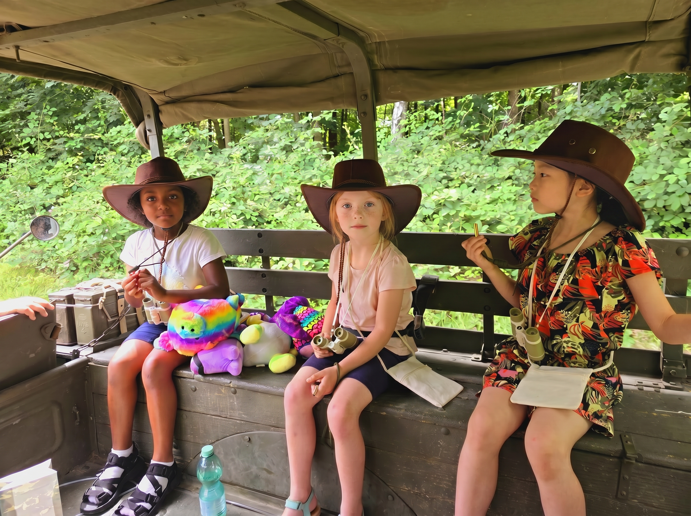 Kinder mit Safari-Hut auf der Ladefläche des Dodge WC51 während der Fahrt
